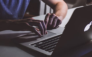 bob半岛体育-詹姆斯：湖人阵容更加年轻 相信新赛季能够卫冕